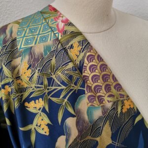 Kimono azul marino y dorado con iris