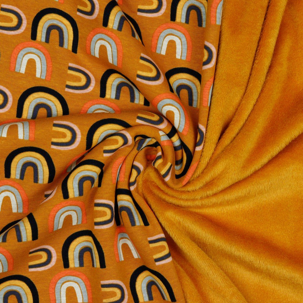 Sudadera naranja con arcoiris y forro de peluche