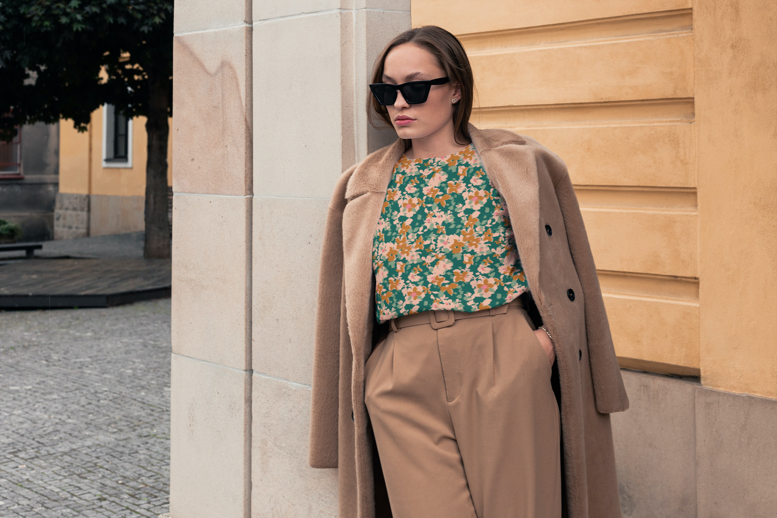 Punto camiseta de flores abstractas verde y naranja - Imagen 3