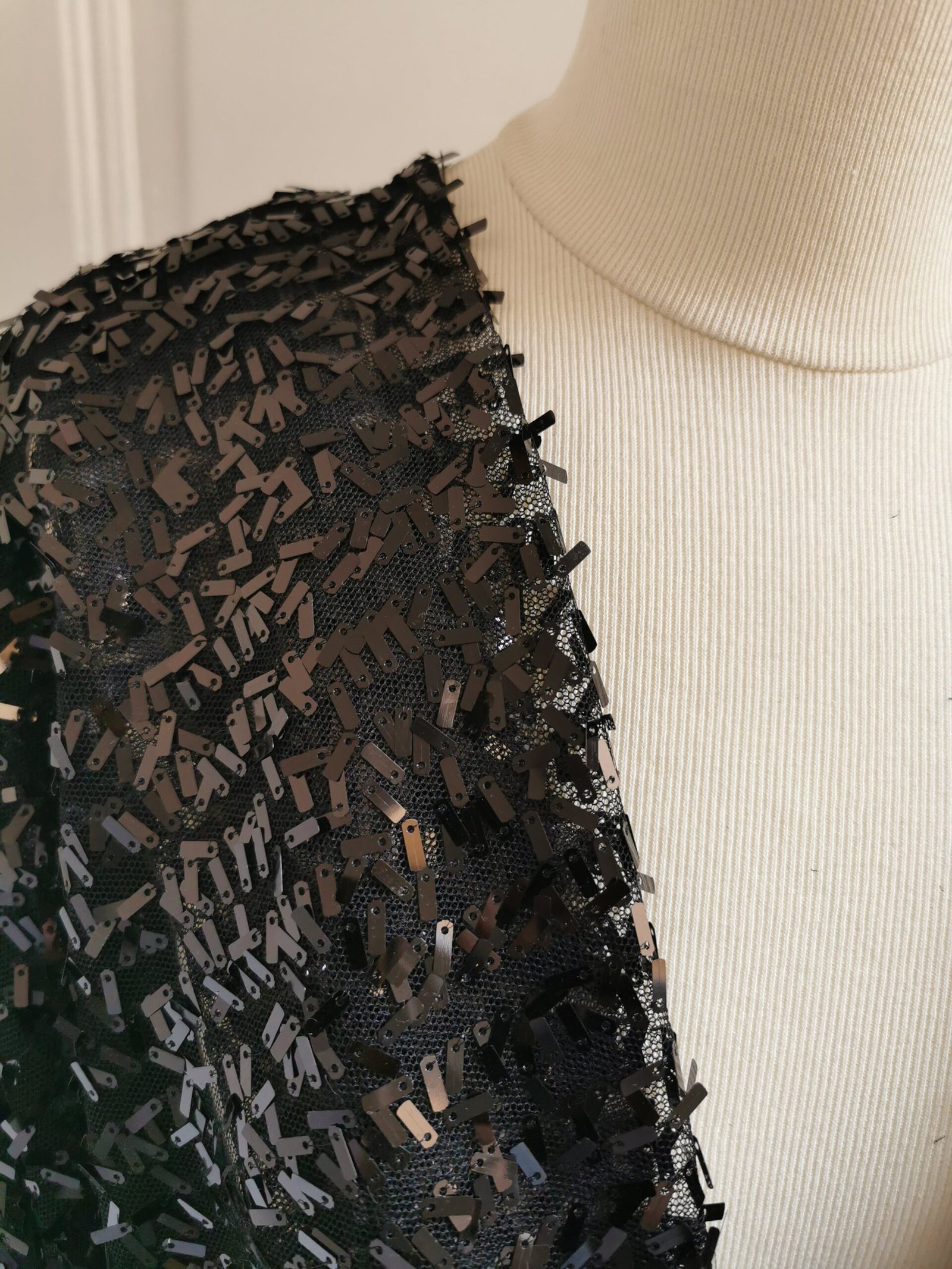 Tul negro con lentejuelas rectangulares negras