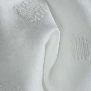 Popelín de algodón con lunares bordados