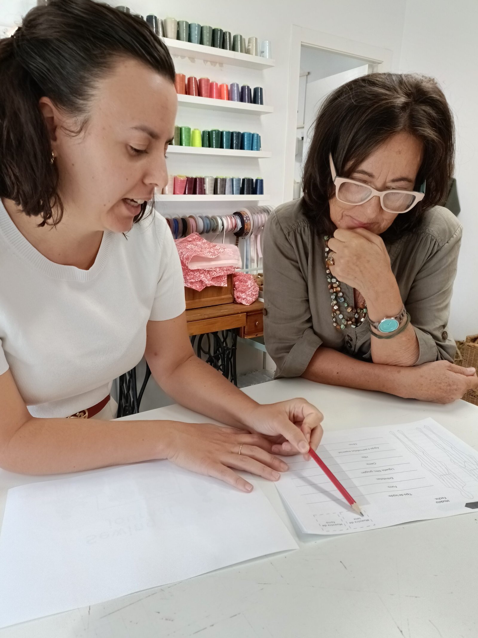 Clases de costura en Malasaña para mujeres universitarias
