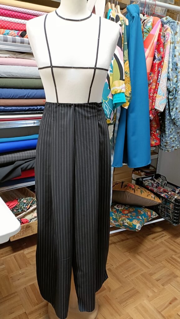 pantalón de vestir negro con raya diplomática