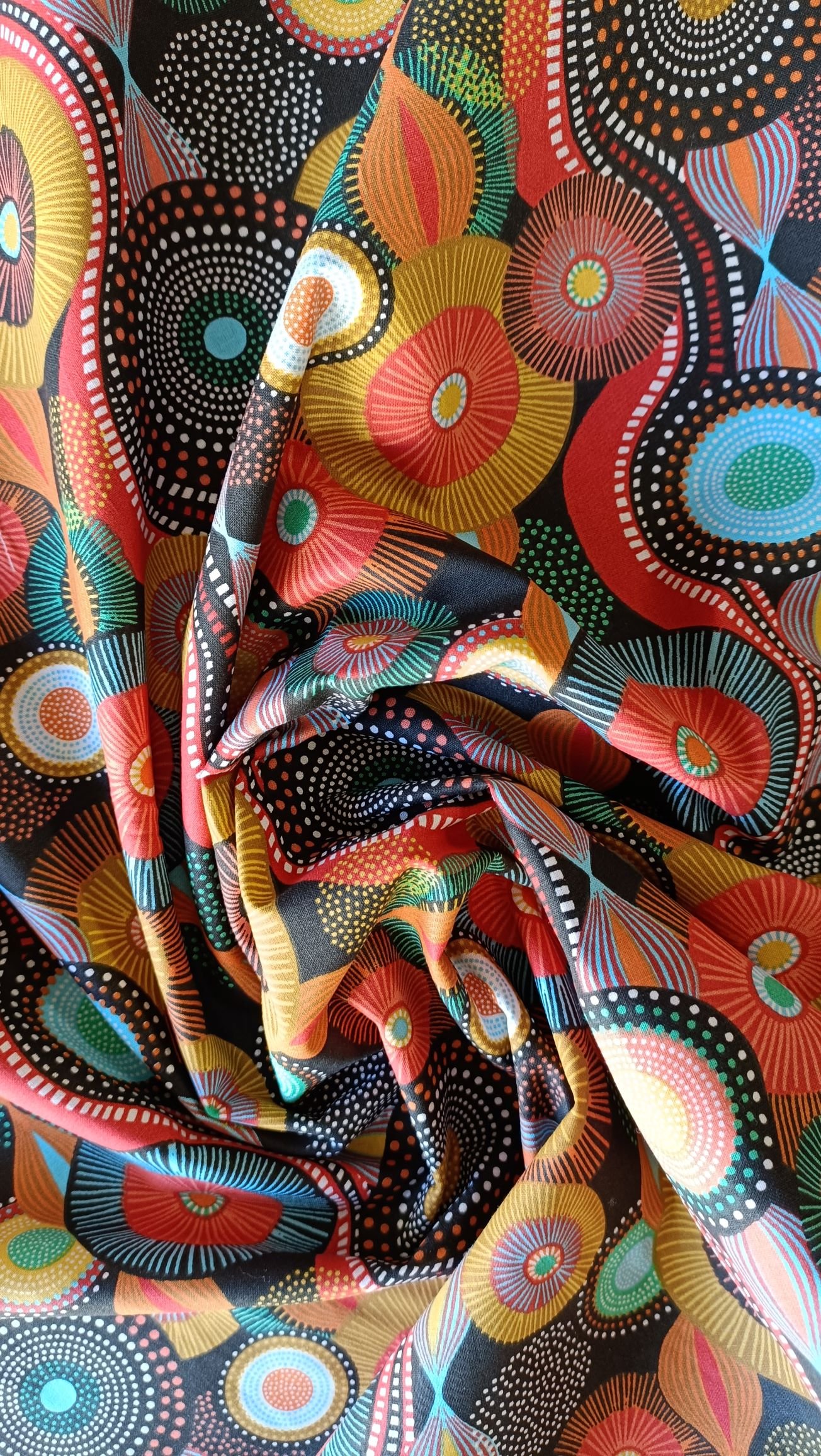 Popelín negro con círculos multicolor - Imagen 4