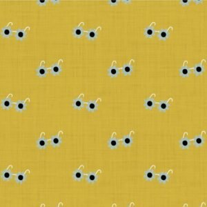 punto camiseta amarillo mostaza con gafas de sol