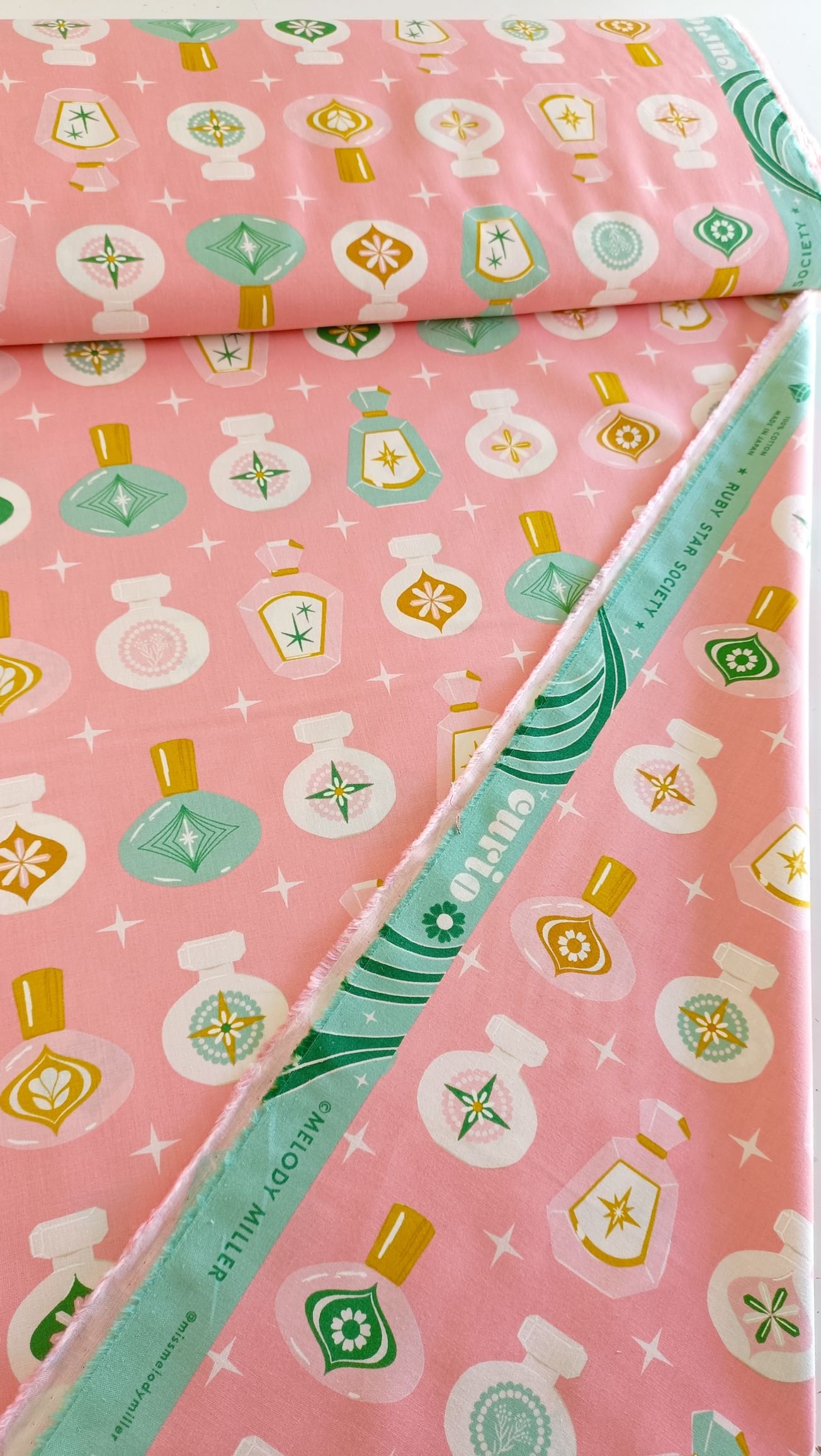 Algodón americano rosa con frascos de perfume - Imagen 3