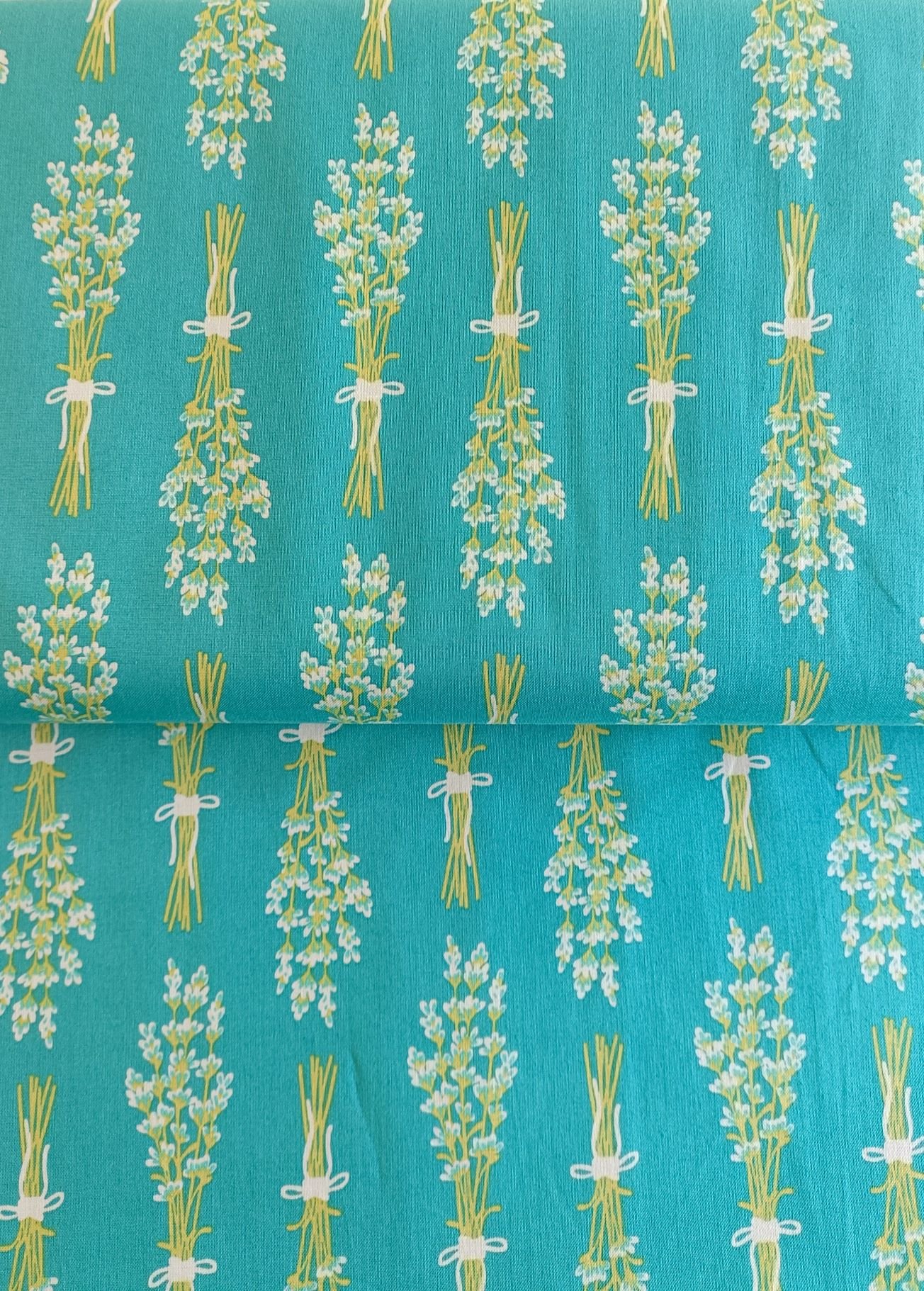 algodón verde con ramos de flores