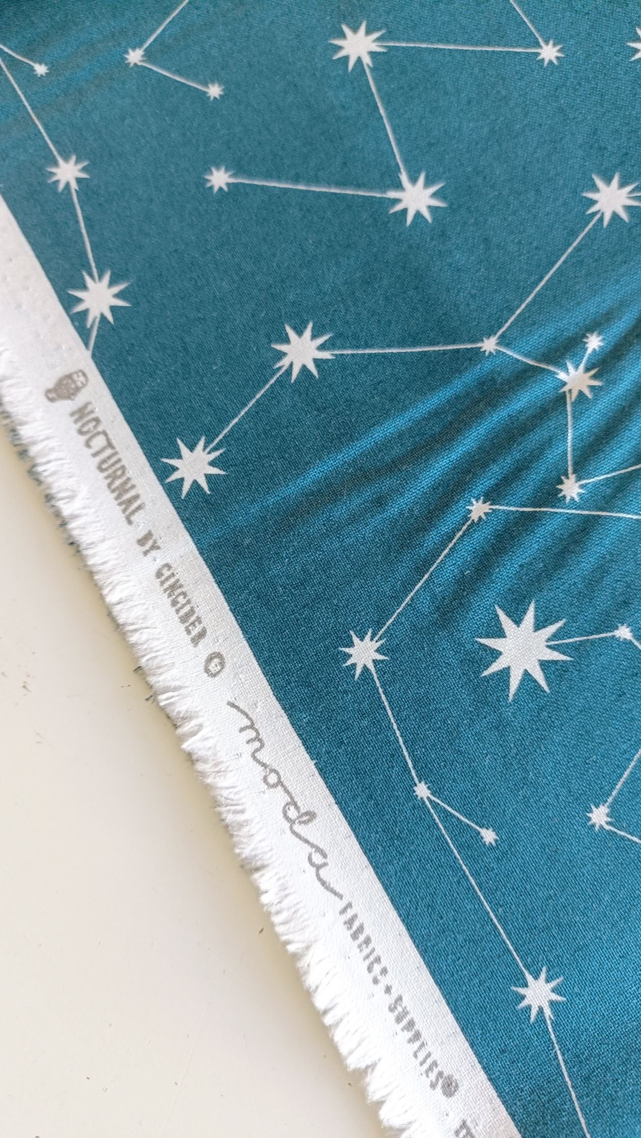 algodón azul oscuro con estrellas