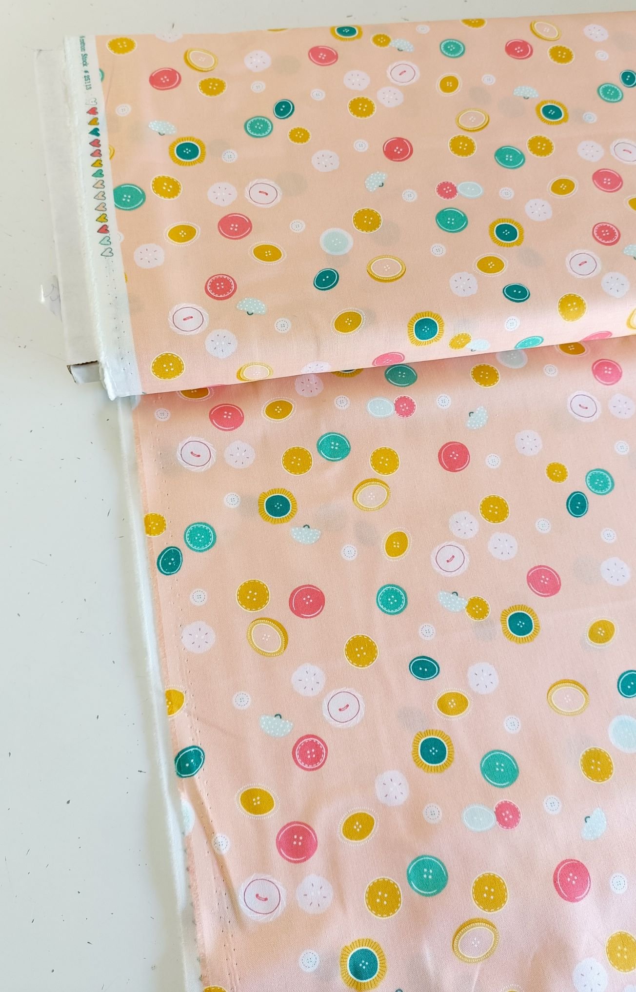 tela coral con botones