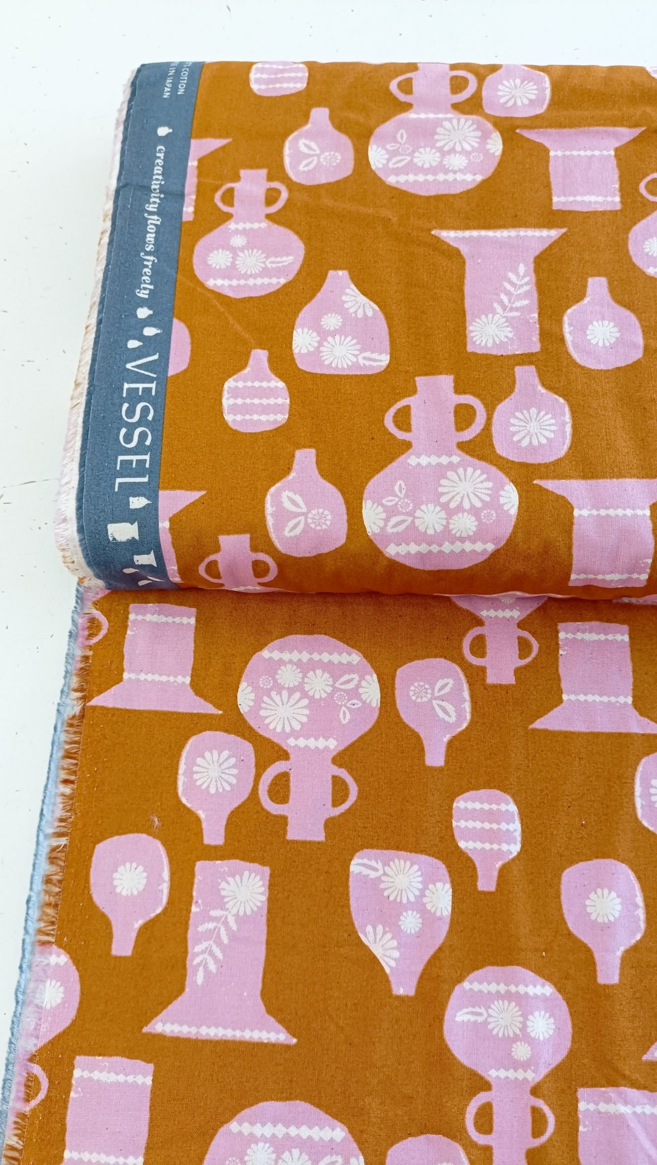 tela naranja de jarrones rosas