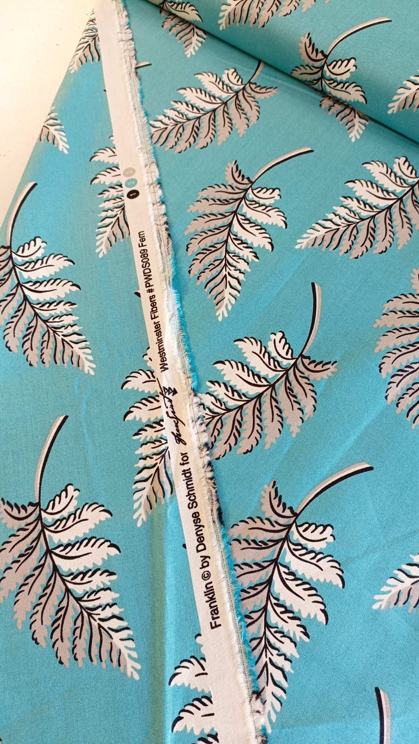 tela azul con hojas grises estilo cottage