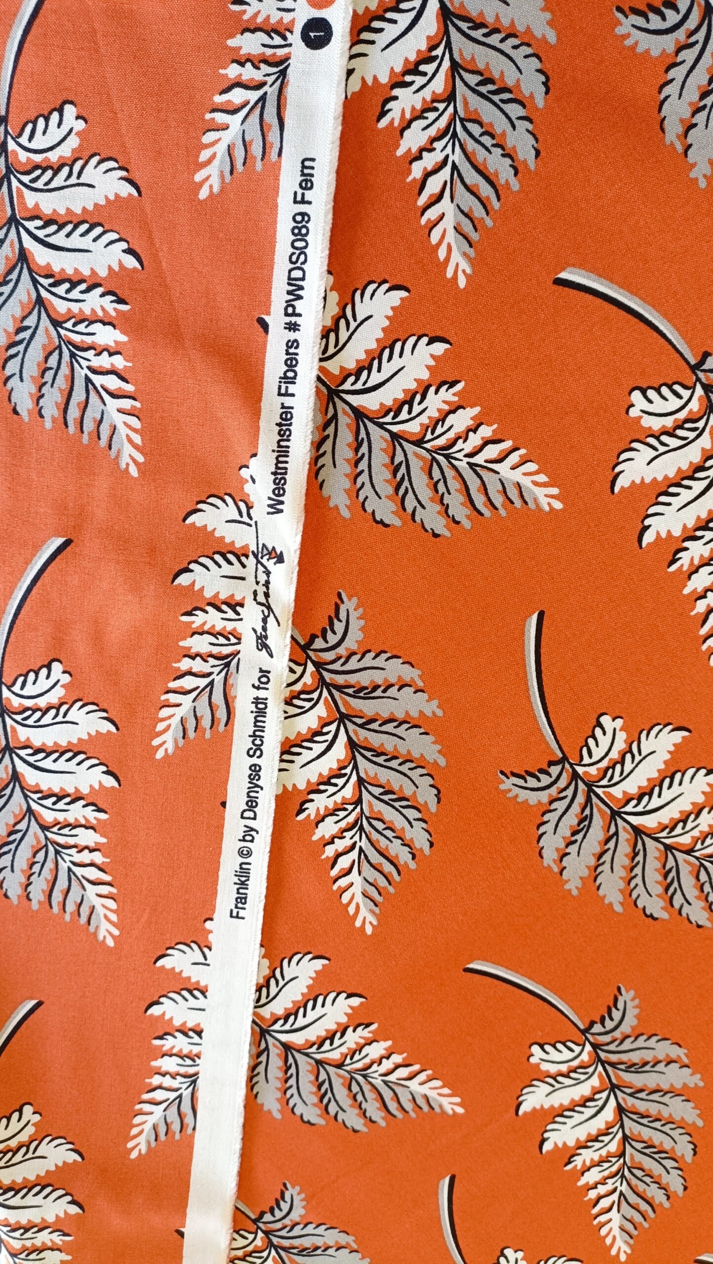 tela naranja con hojas grises estilo cottage