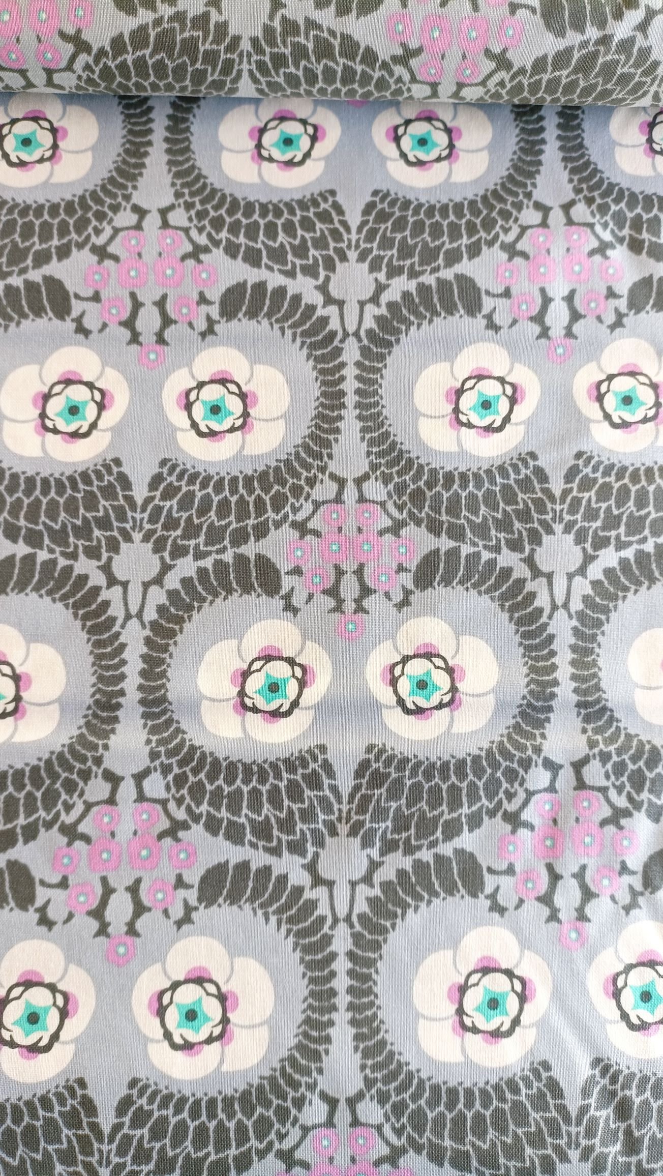 algodón gris con violetas y camelias