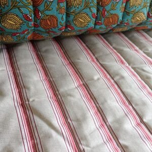 Acolchado reversible azul petróleo con flores y rayas