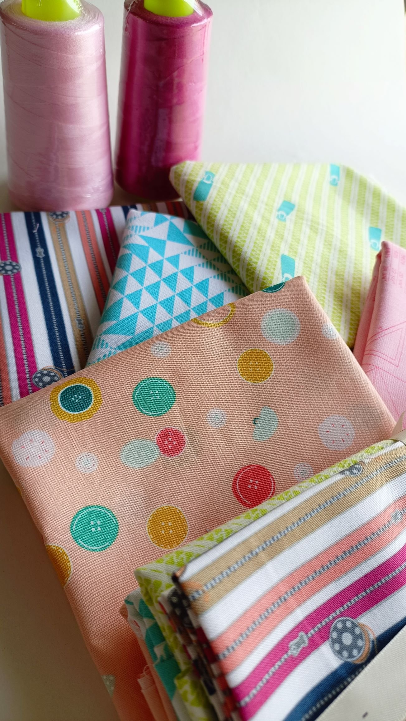 retales estampados con motivos de costura