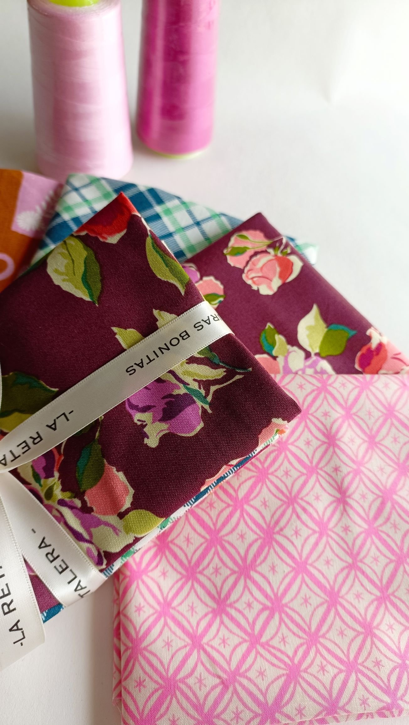 retales con estampados de cuadros, flores y jarrones