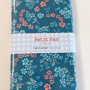 Retal impermeable azul con flores