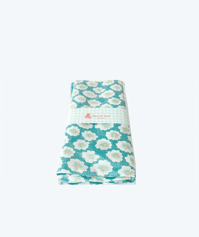 impermeable turquesa con flores blancas