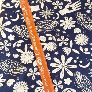 Algodón americano azul marino con manos y mariposas