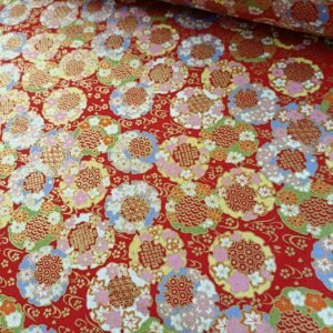 Percal de estilo japonés rojo con esferas y flores