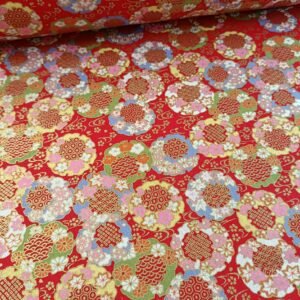 Percal de estilo japonés rojo con esferas y flores