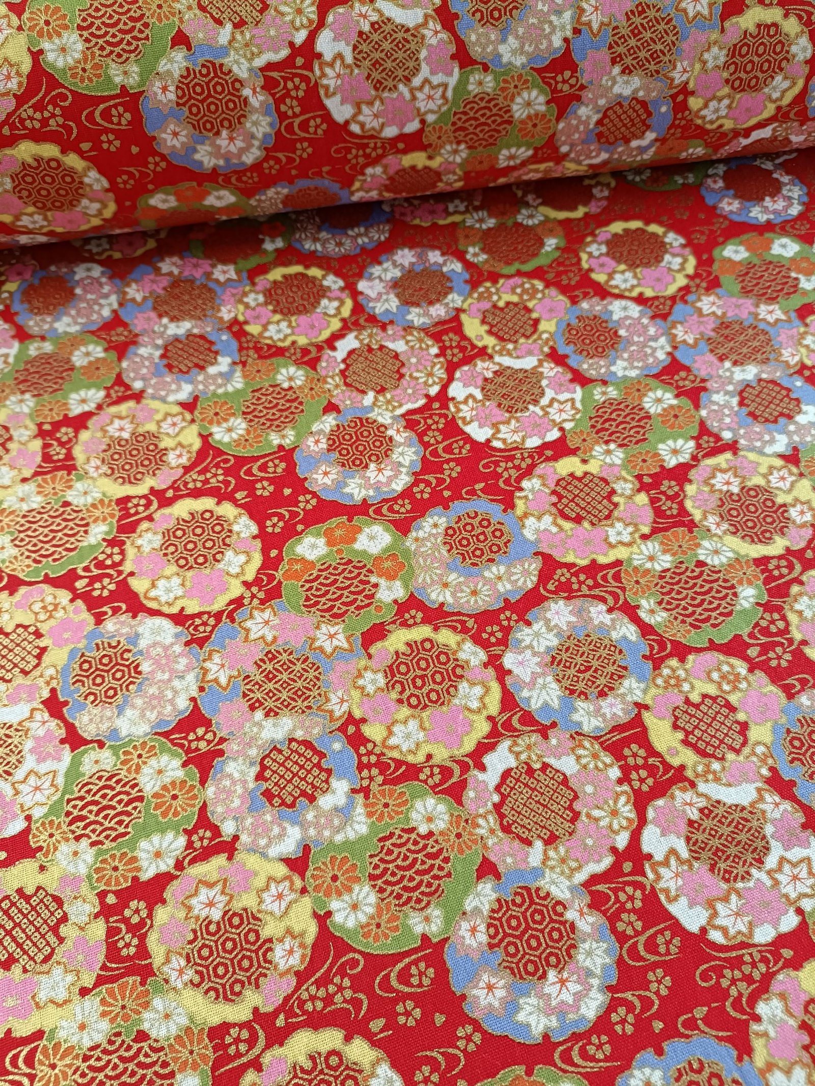 Percal de estilo japonés rojo con esferas y flores