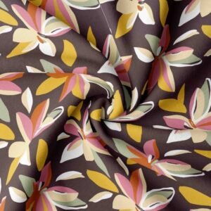 popelín chocolate con flores grandes rosa y verde